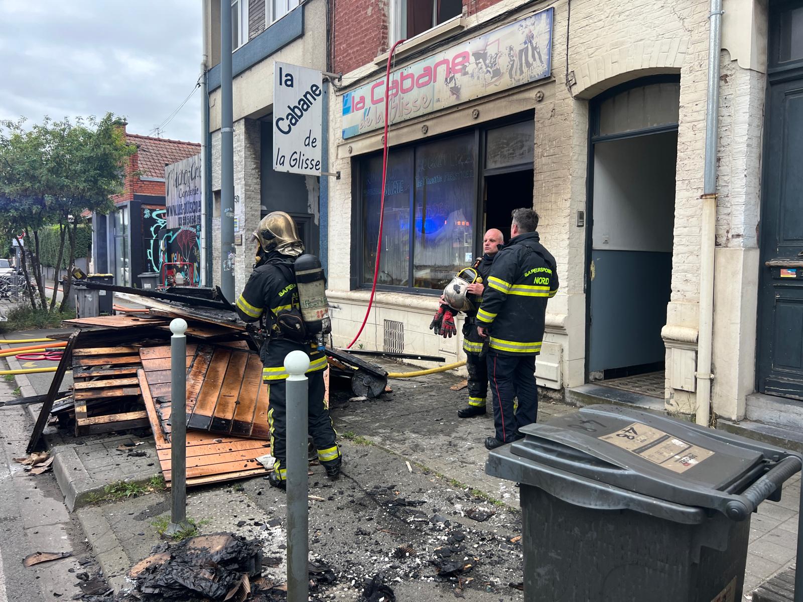 Les pompiers devant La Cabane après l’incendie