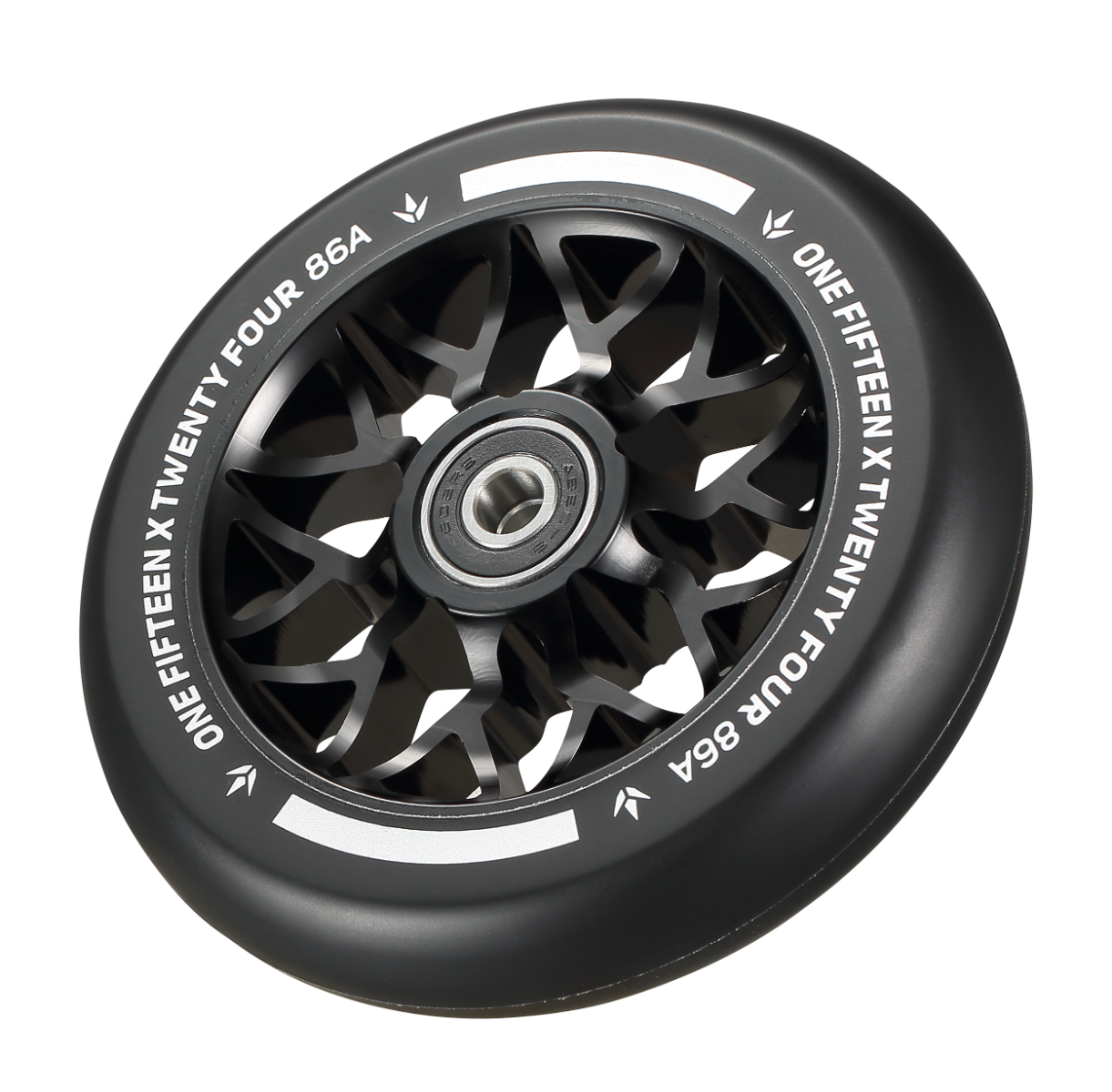 Roue Blunt Sector 115mm noire vue de trois quarts - noyau 110mm et gomme 86A