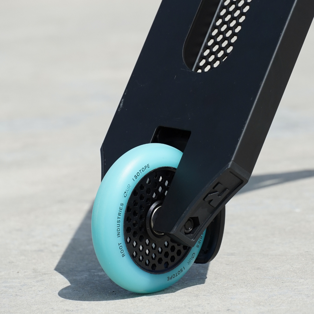 Deck Root Industries Invictus V3 Noir – Trottinette freestyle — vue 5