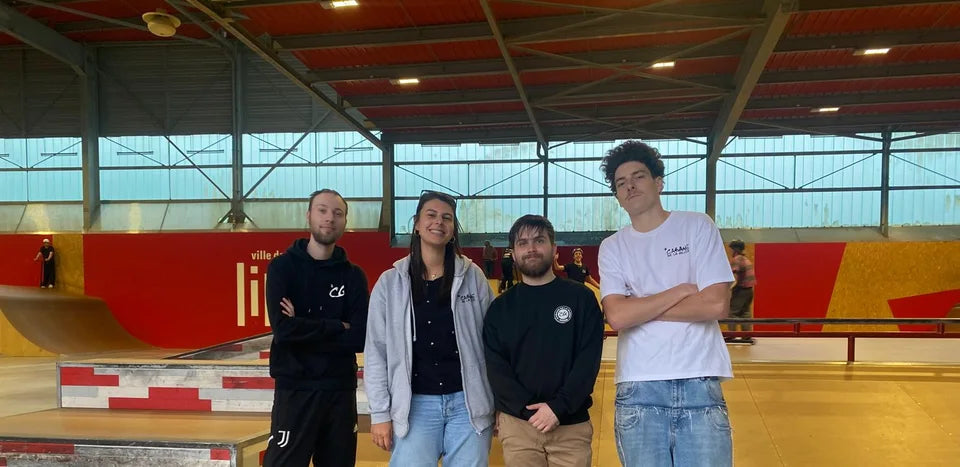 L’équipe de La Cabane de la Glisse au skatepark.