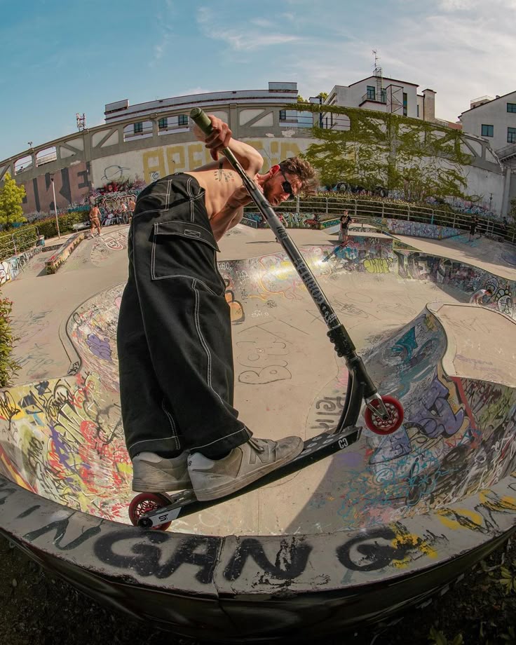 Rider en trottinette freestyle dans un bowl urbain