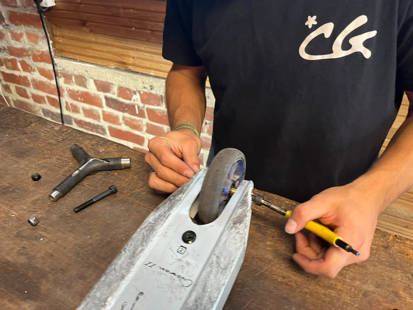 Réglage de l’axe d’une roue de trottinette sur l’établi de La Cabane