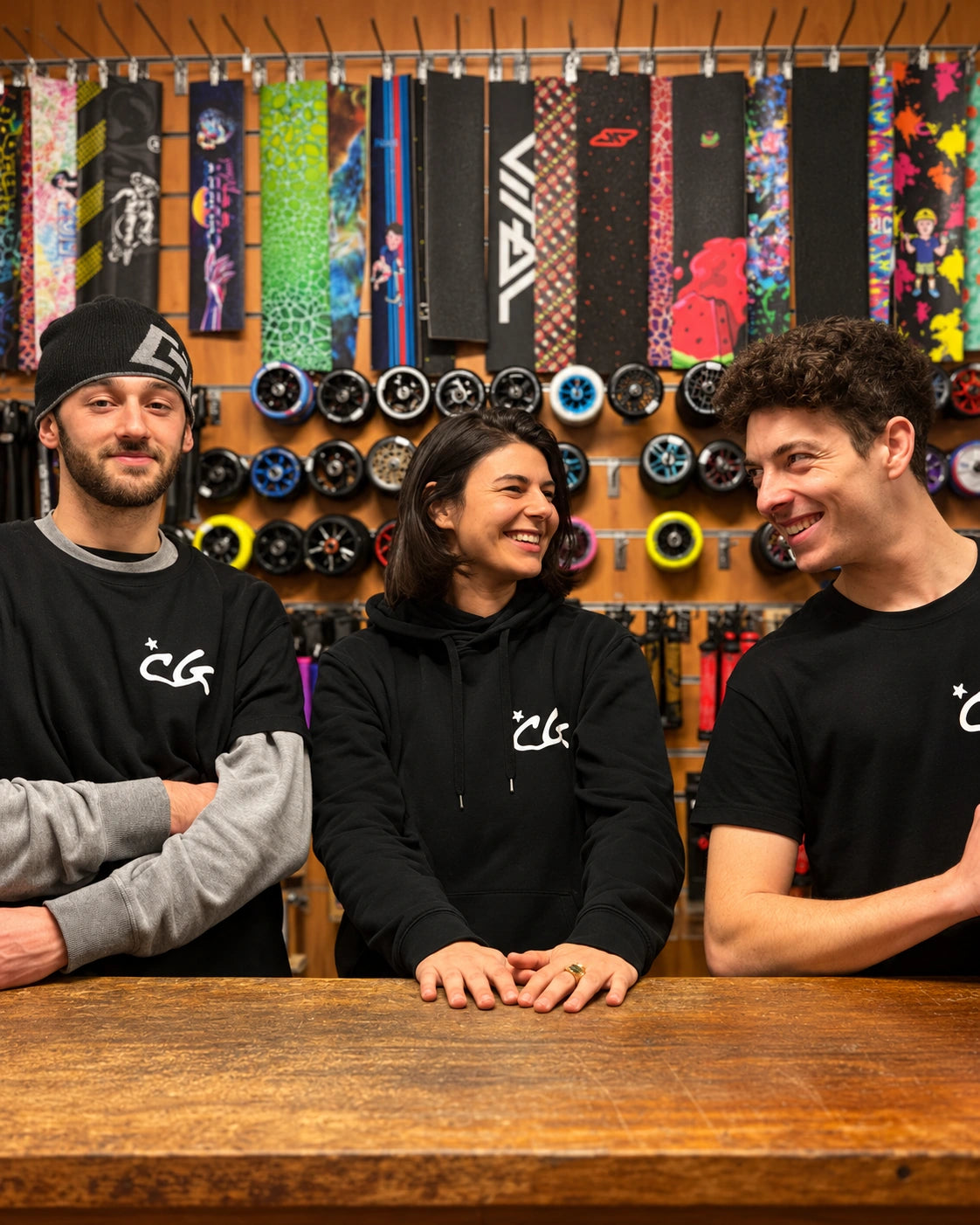 L’équipe de La Cabane de la Glisse derrière le comptoir de la boutique à Lille