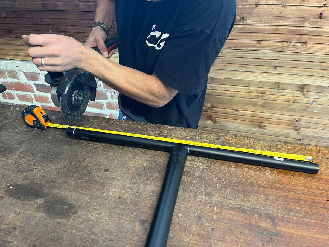 Mesure et découpe d’un guidon de trottinette à l’atelier